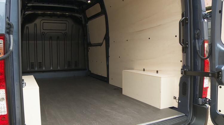 RENAULT MASTER MWB DIESEL FWD MM33 Blue dCi 135 Advance Medium Roof Van